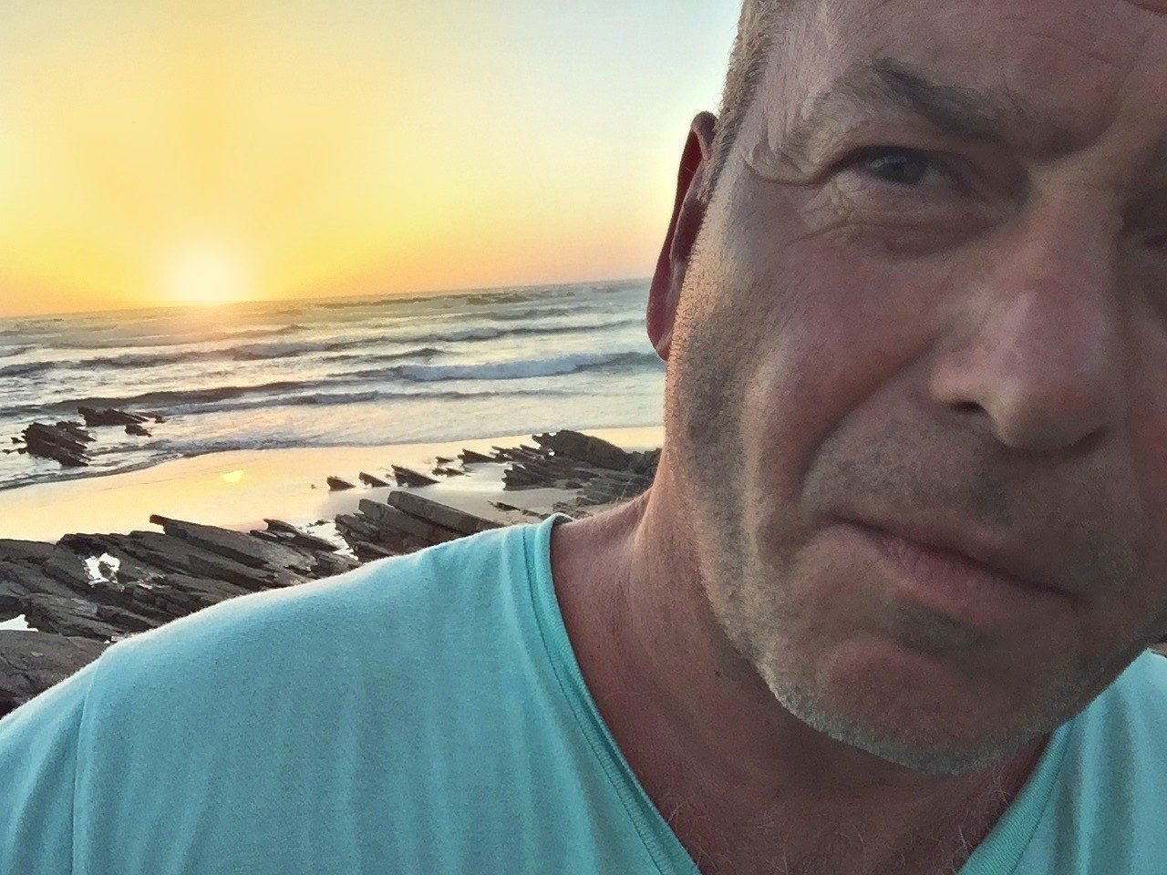 Walter Koretz am Meer bei Sonnenuntergang